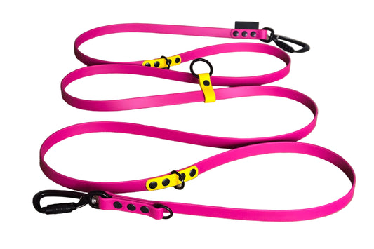 Multifunctionele, verstelbare handsfree BioThane hondenriem van DoggoZ in Pink Magenta met Sunflower Yellow accenten, twee zwarte karabijnhaken en zwarte hardware.