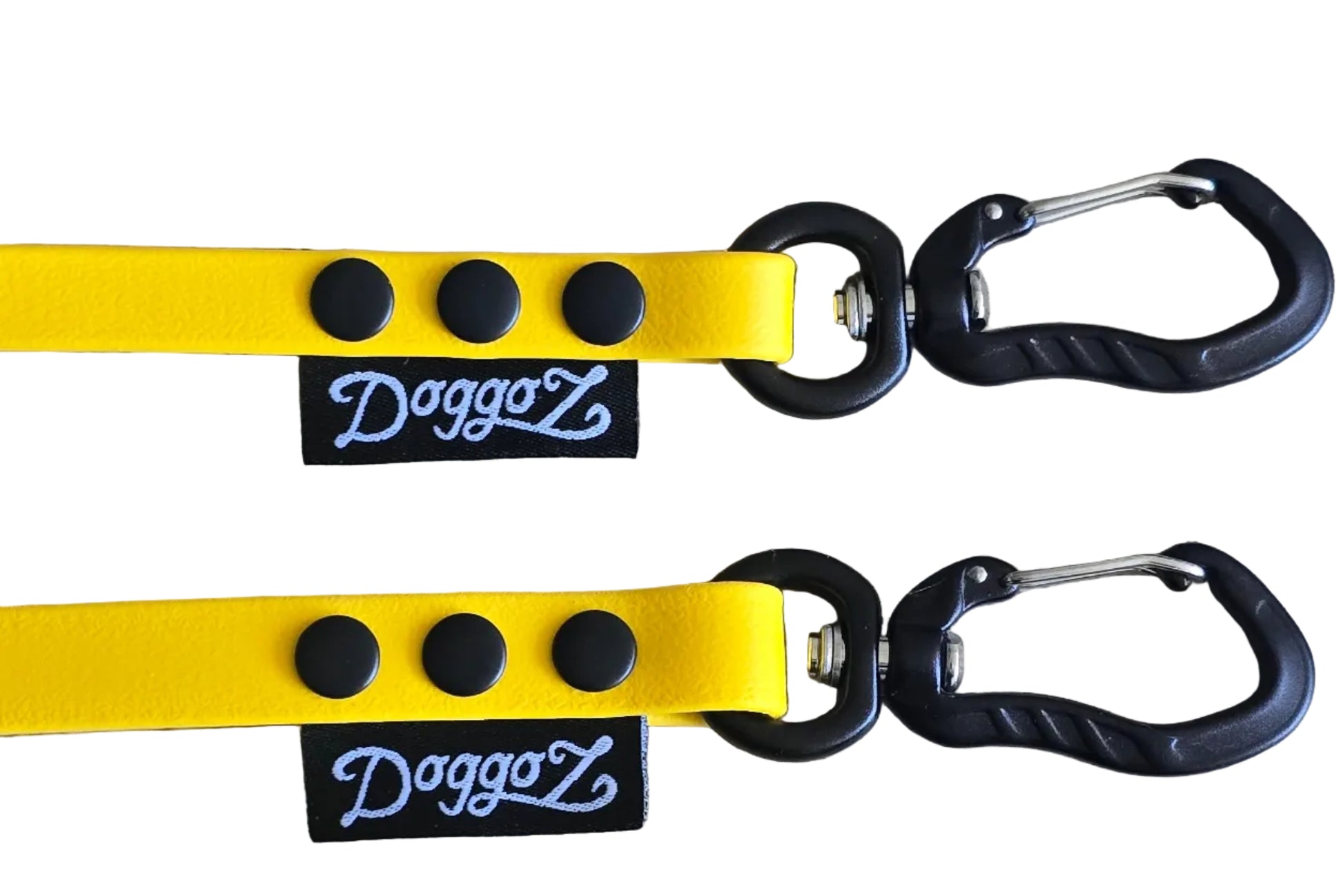 2 gele biothane hondenlijnen van het merk doggoz met zwarte karabijnhaken. dit laat het verschil zien tussen 13mm en 16mm biothane lijnen.