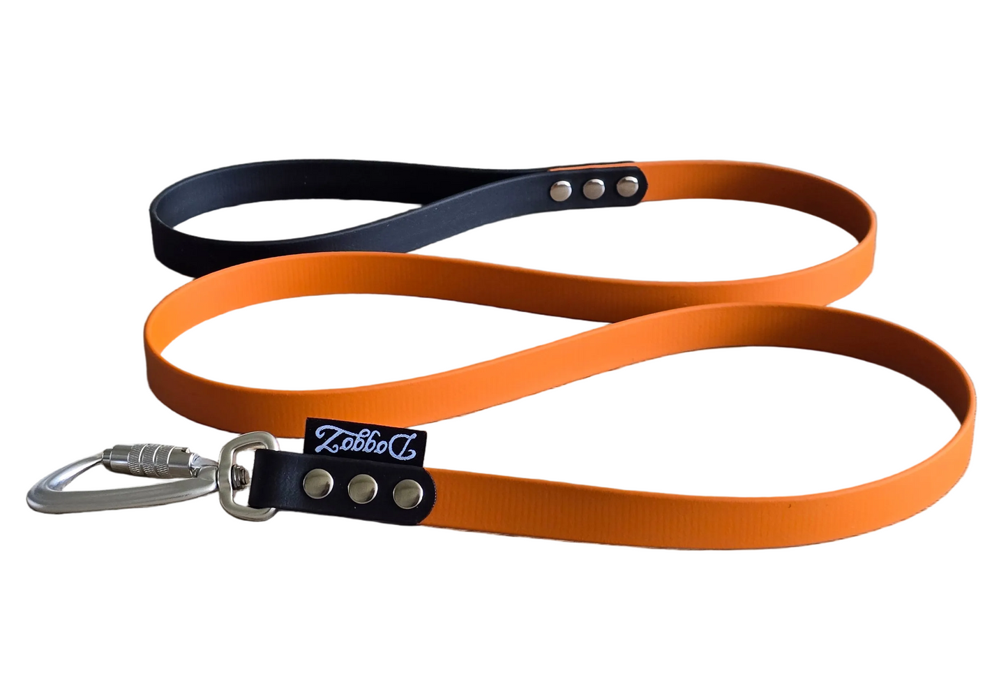 Oranje BioThane hondenriem van DoggoZ met een zwart handvat en zwart accent, zilveren karabijnhaak, zilveren klinknagels en DoggoZ merklabel.