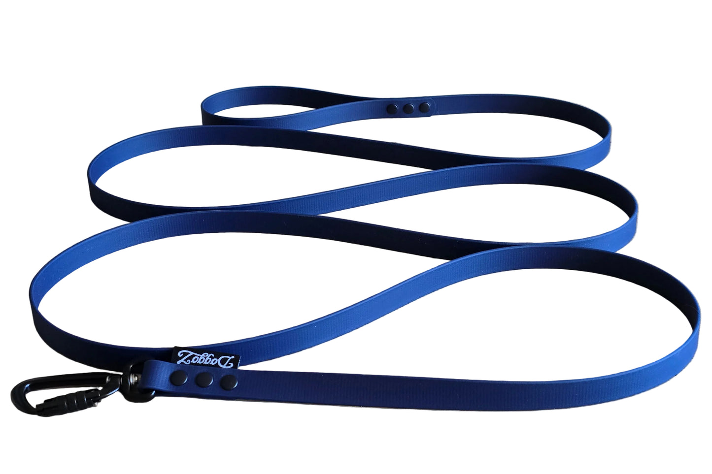 Lange BioThane hondenlijn in Blue Night Sky (marineblauw) met handvat van DoggoZ, afgewerkt met zwarte karabijnhaak, zwarte klinknagels en DoggoZ merklabel.