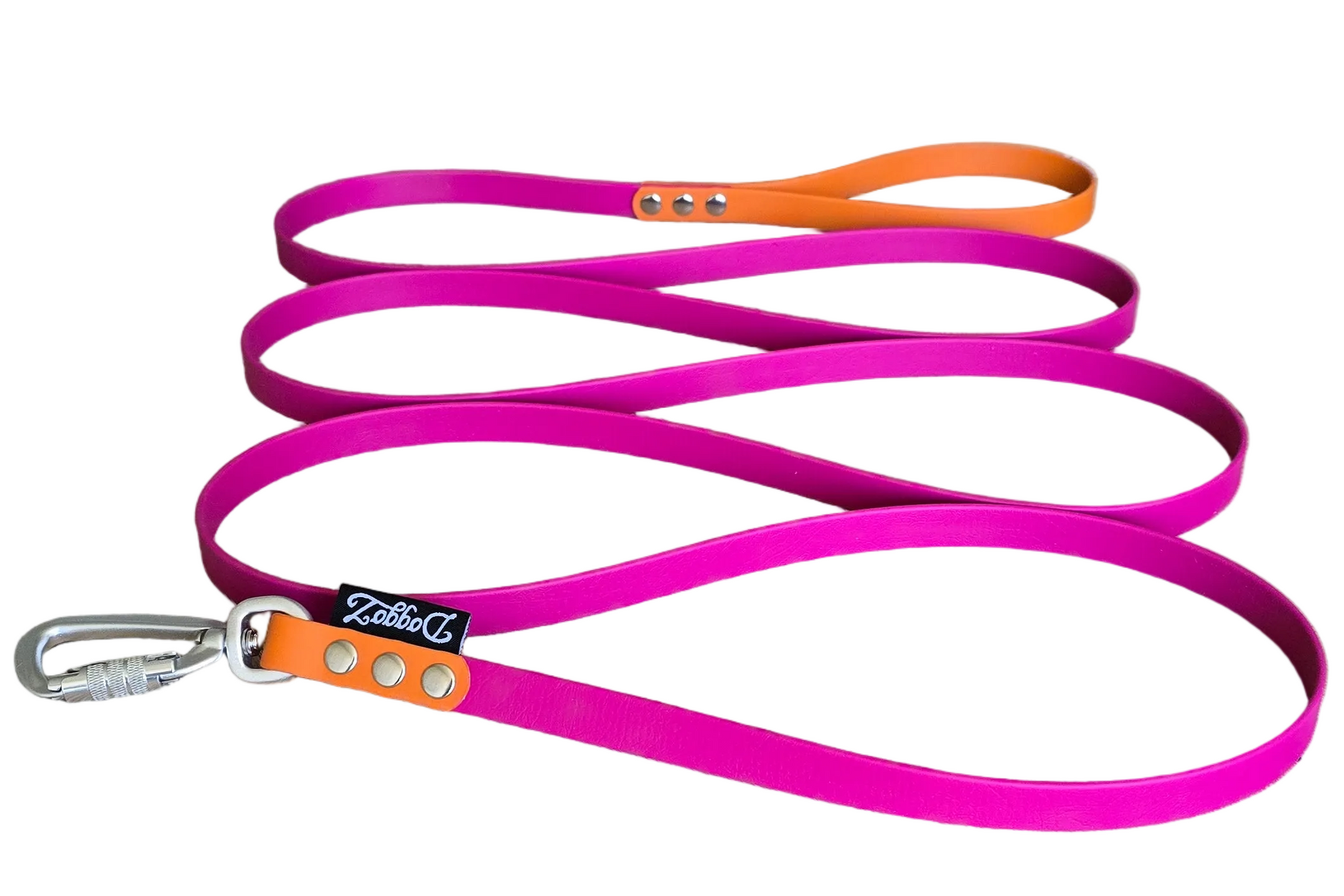 Lange BioThane hondenlijn van DoggoZ in Pink Magenta met oranje handvat en oranje accent, voorzien van zilveren karabijnhaak, zilveren klinknagels en DoggoZ merklabel.