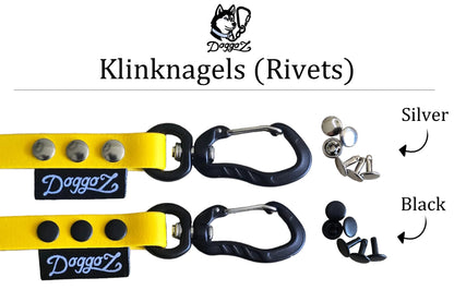 2 biothane lijnen in de kleuren sunflower yellow van het merk doggoz met een geweven label eraan. Daaraan zit ook een kleine zwarte sterke karabijnhaak voor kleine tot middel honden. Aan de rechterkant zie je de keus tussen zilver of zwarte klinknagels (rivets).