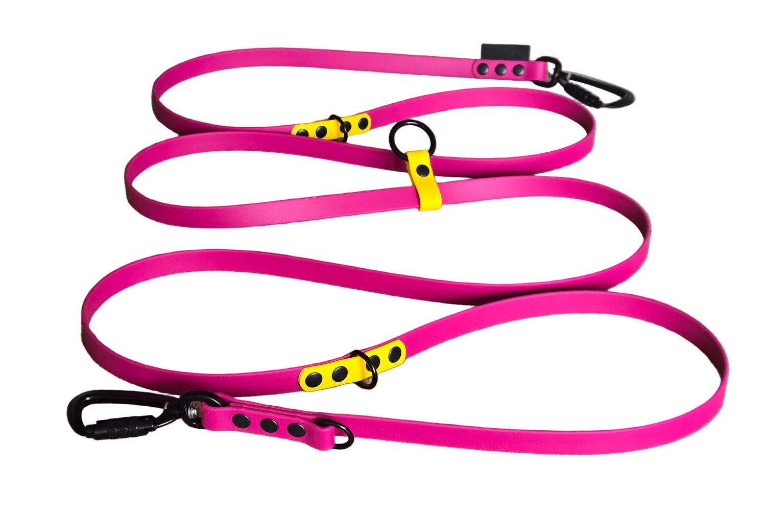 Multifunctionele, verstelbare handsfree BioThane hondenriem van DoggoZ in Pink Magenta met Sunflower Yellow accenten, twee zwarte karabijnhaken en zwarte hardware.