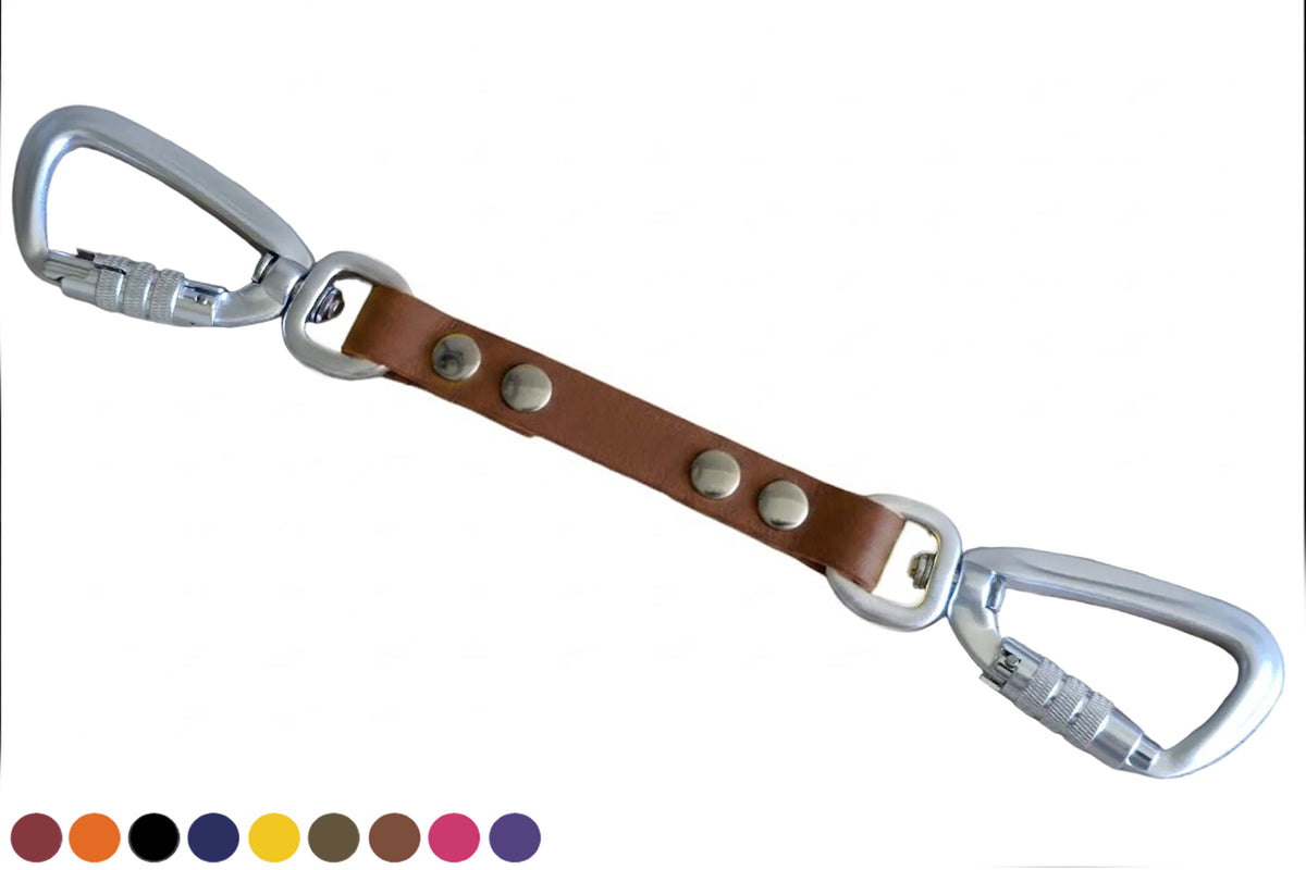 Bruine BioThane veiligheidslijn safety strap voor honden met twee zilveren twist-lock karabijnhaken.