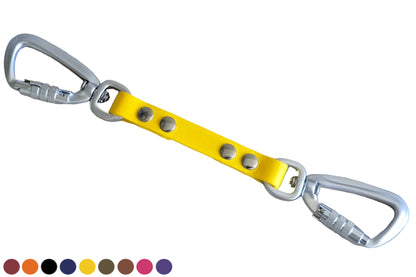 Gele BioThane veiligheidslijn safety strap voor honden met twee zilveren twist-lock karabijnhaken.