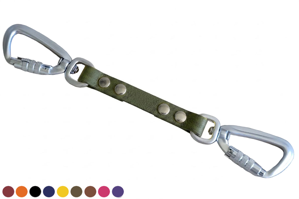 Olijfgroen donkerblauwe BioThane veiligheidslijn safety strap voor honden met twee zilveren twist-lock karabijnhaken.