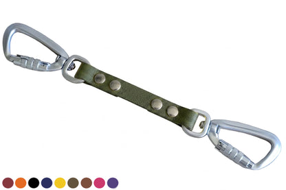 Olijfgroen donkerblauwe BioThane veiligheidslijn safety strap voor honden met twee zilveren twist-lock karabijnhaken.