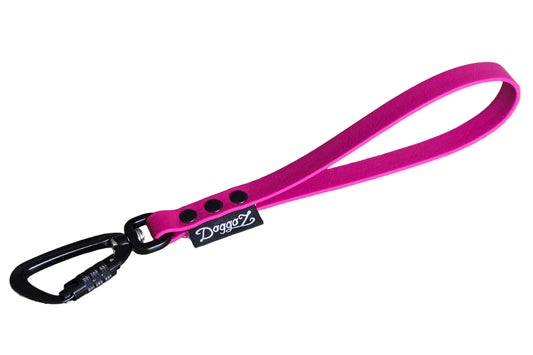 Pink Magenta BioThane korthouder verkeerslijn van DoggoZ met zwarte karabijnhaak, zwarte hardware en DoggoZ merklabel.